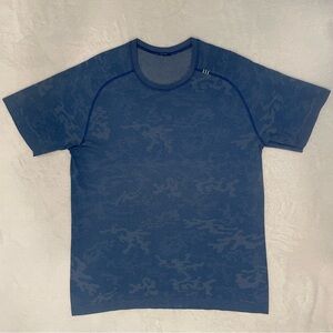 lululemon metal vent short sleeve shirt men’s size Large with blue camo pattern